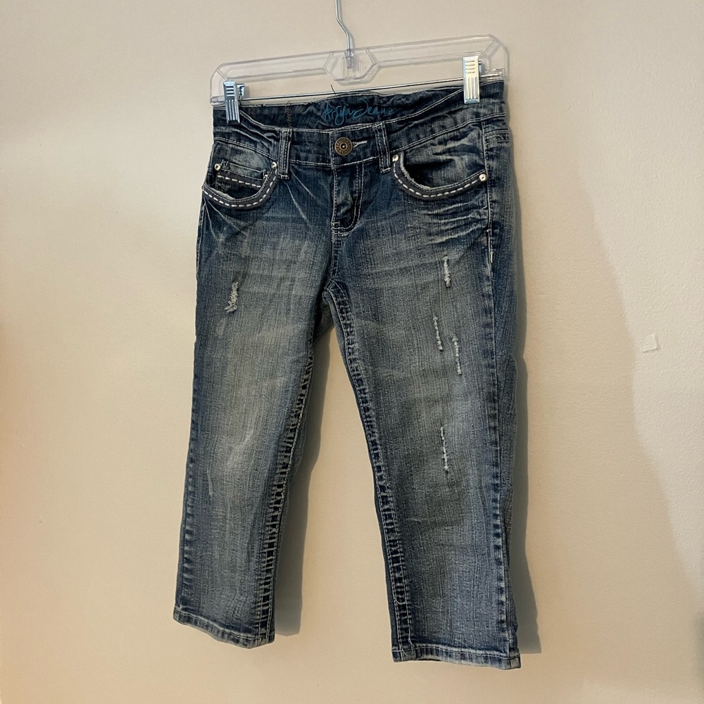 Ariya Jeans Denim Capris Low Rise and Distressed Wash